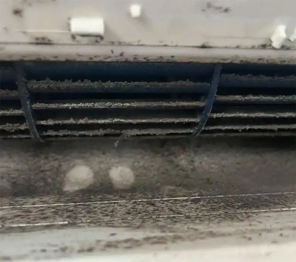 濠江空调吹的风有股烧焦味是怎么回事